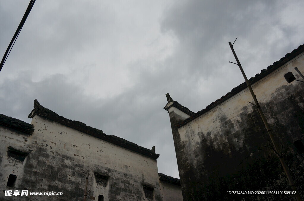 阴天里的古朴中式建筑