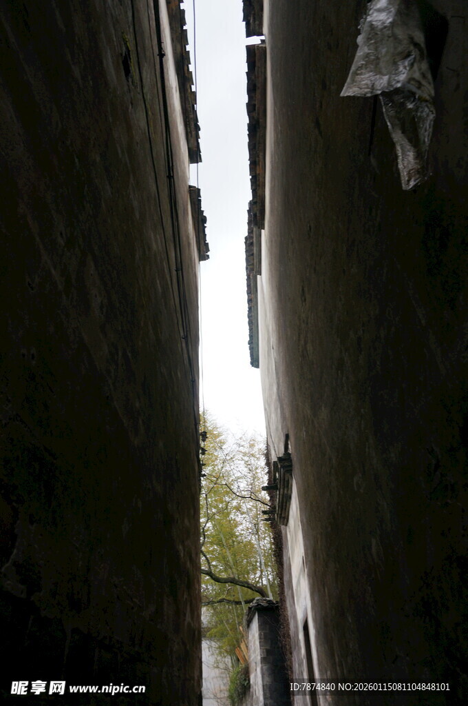 狭窄小巷的独特视角