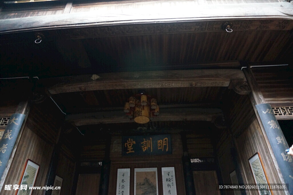 古宅内部木质结构景致