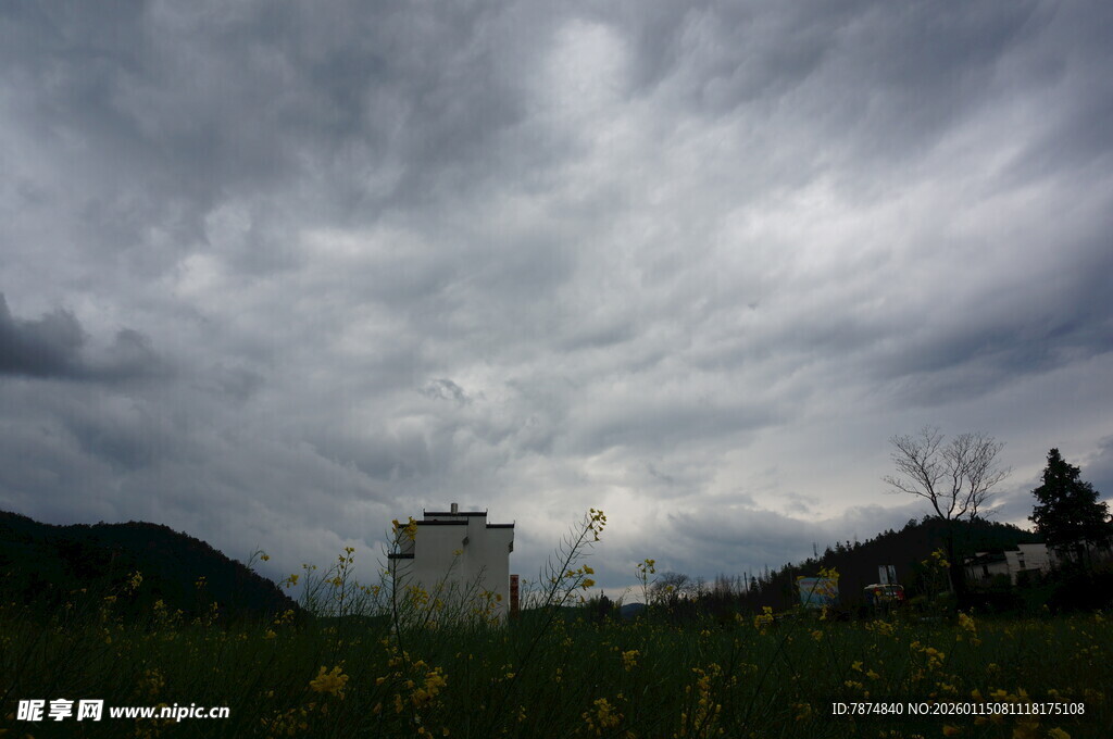 阴云下的田野与建筑