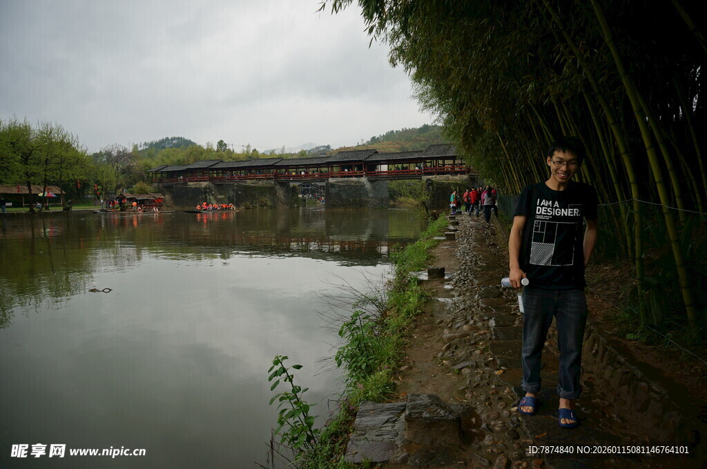 河畔男子漫步赏景