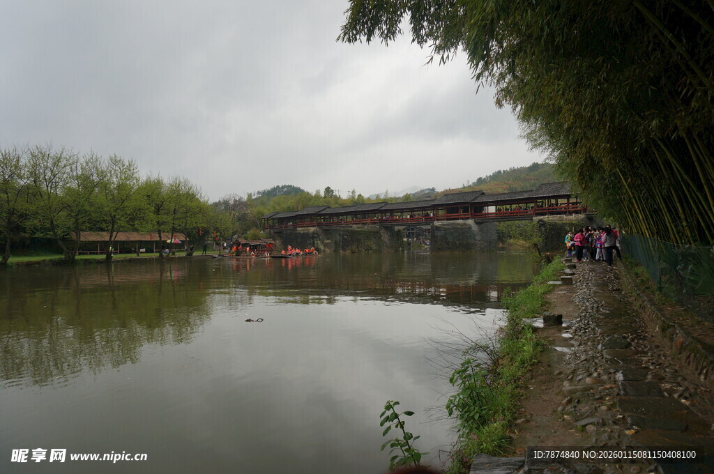 湖畔古桥风景