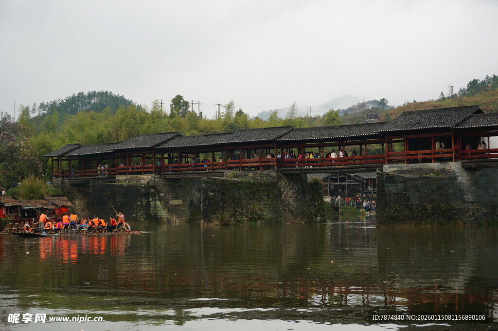 烟雨古桥映于平静水面