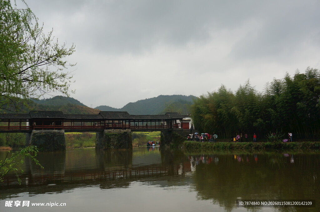 湖畔廊桥 山水相映成趣