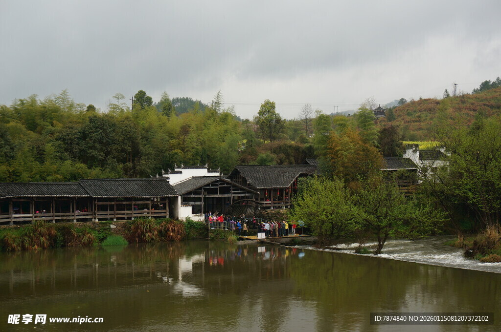 湖畔中式建筑与自然景致