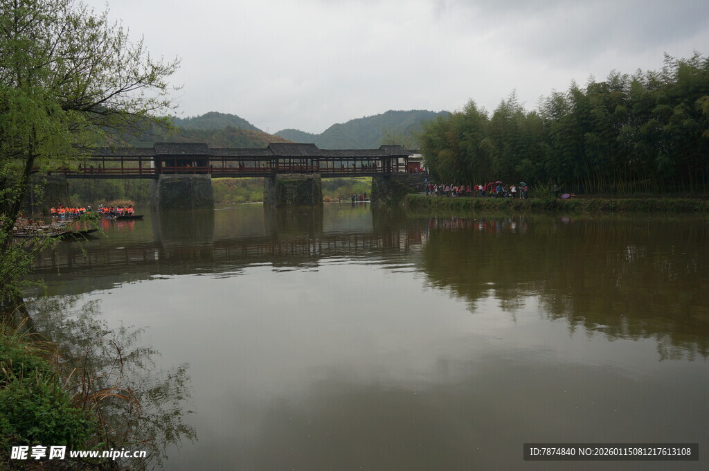 宁静河畔的桥景风光