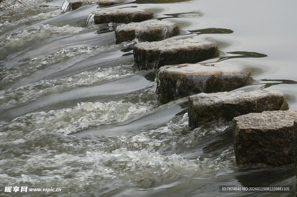 水中汀步 潺潺流水之景