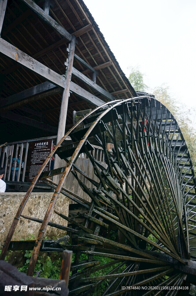 古老水车旁的木质建筑