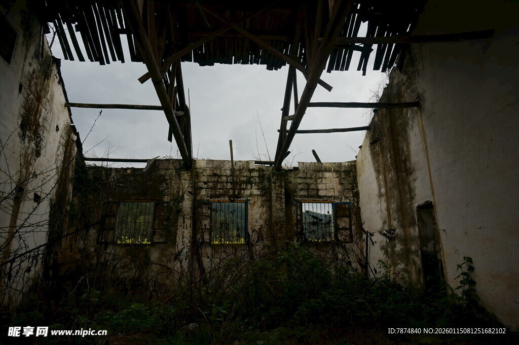废弃破旧房屋内景