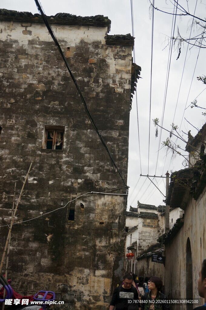 古巷中的斑驳老屋