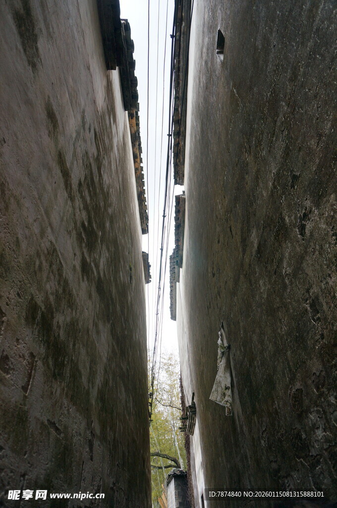 狭窄古巷中的独特风景