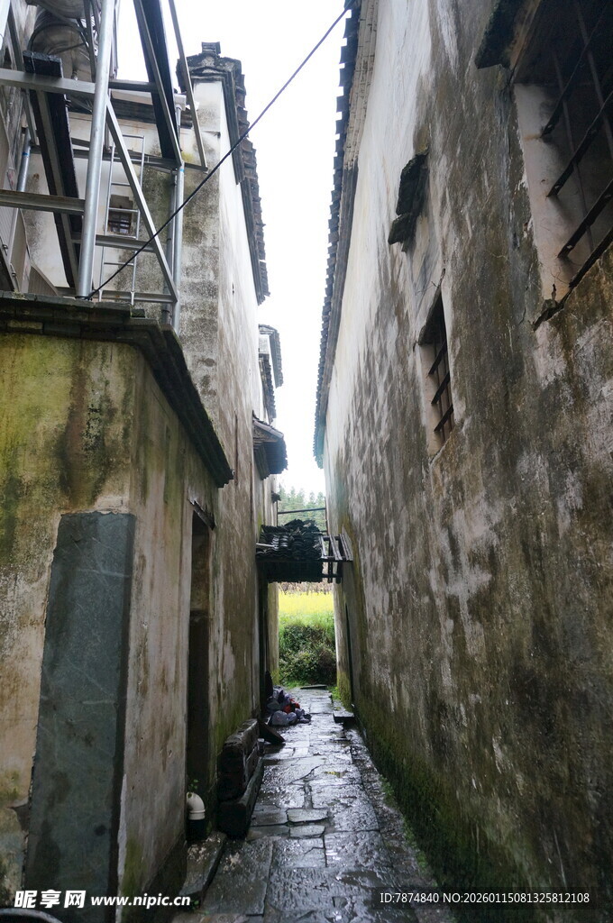 狭窄潮湿的老旧小巷