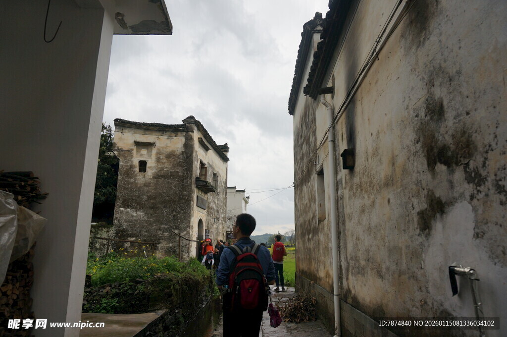 古巷中漫步的行人