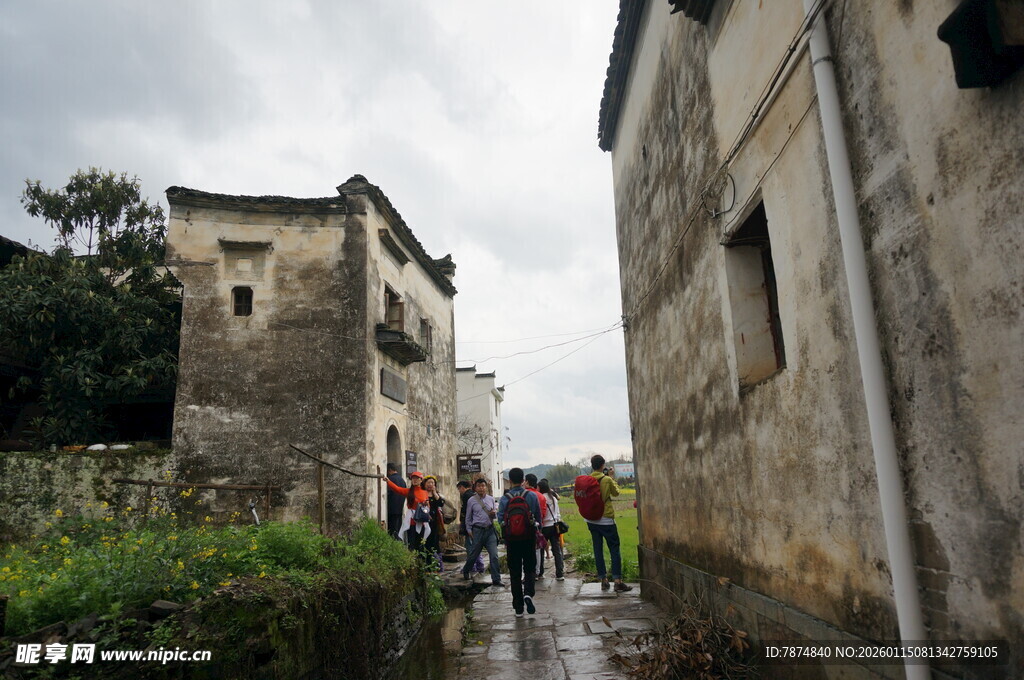 雨中漫步古老街巷