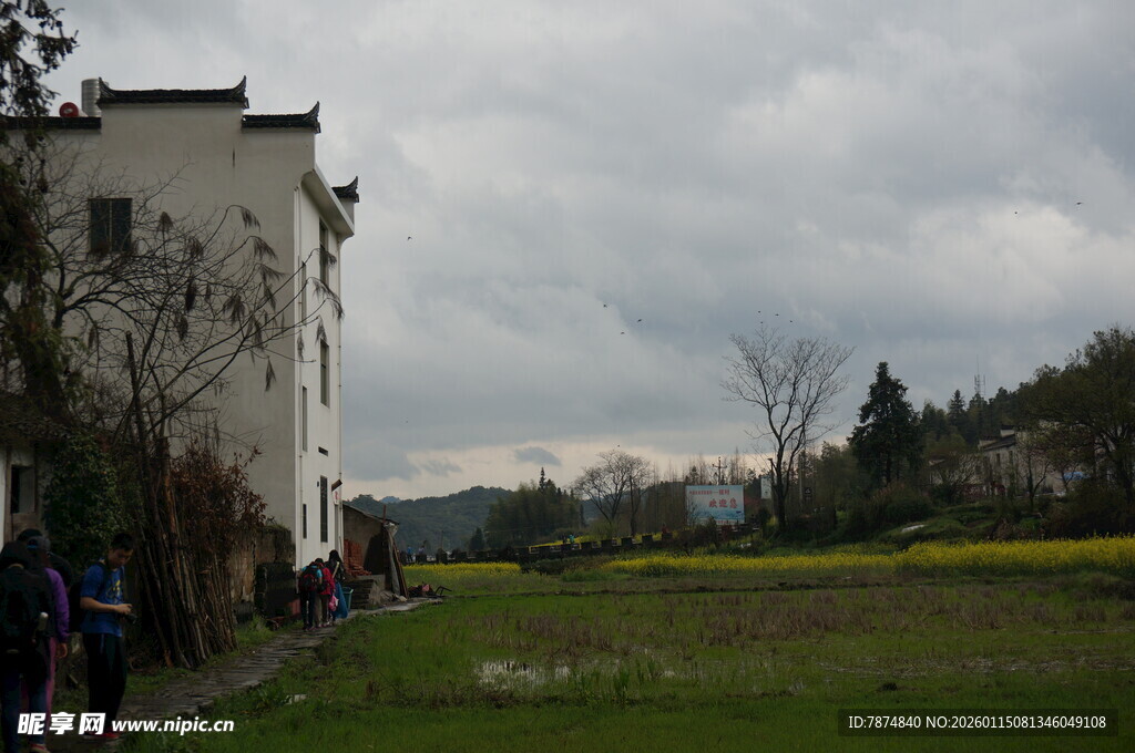 白墙建筑旁的开阔草地