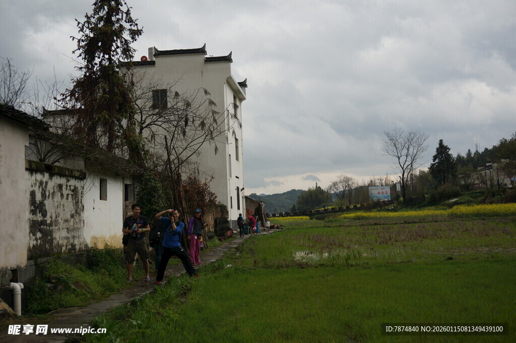 户外草地旁的建筑与人群