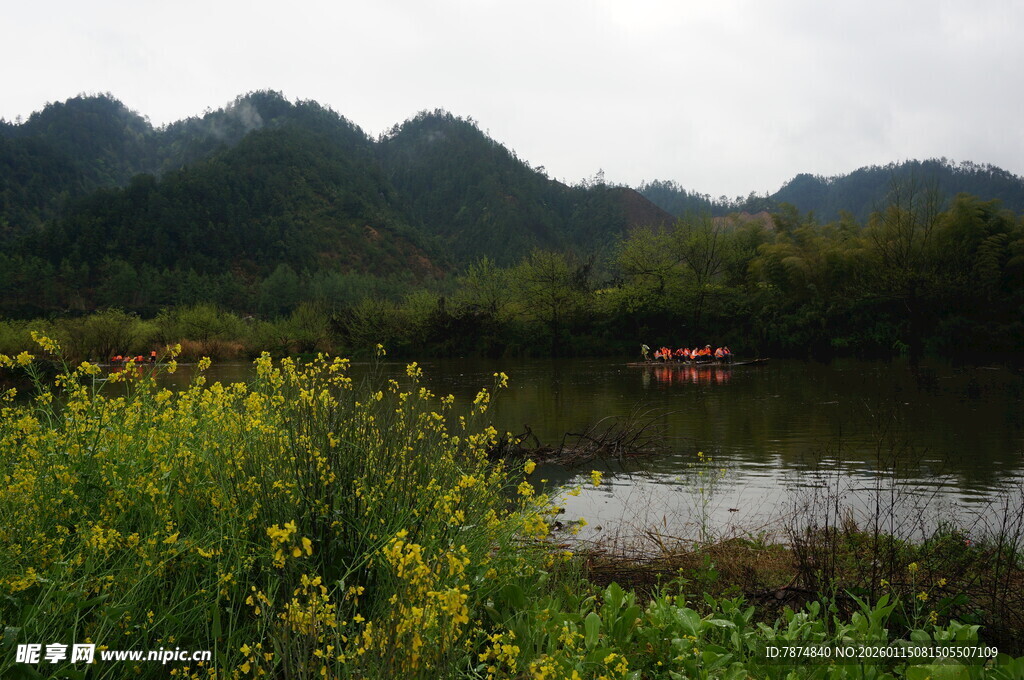 湖畔繁花与远山美景