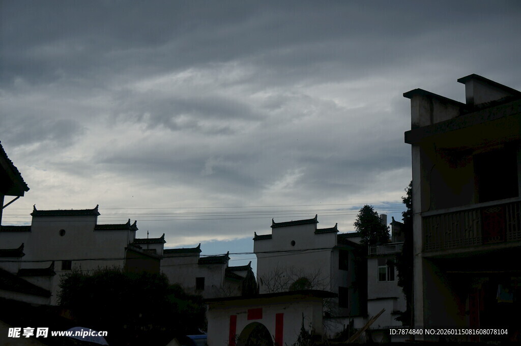 阴天里的传统民居建筑群