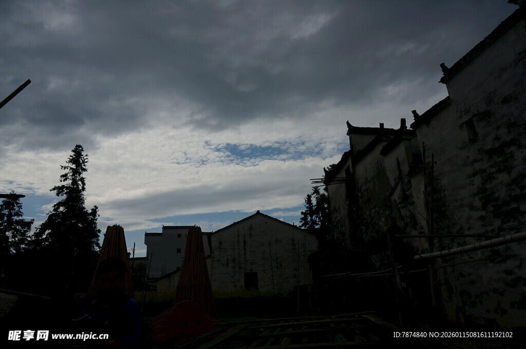 阴天下的古朴中式建筑群