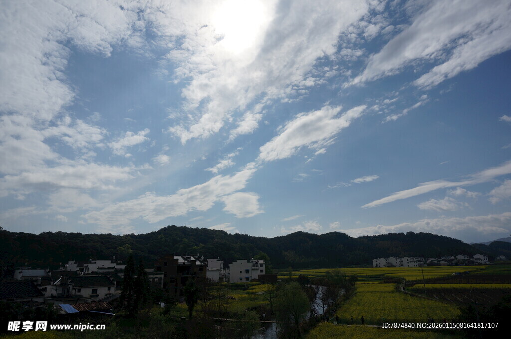 乡村田野间的晴朗风光