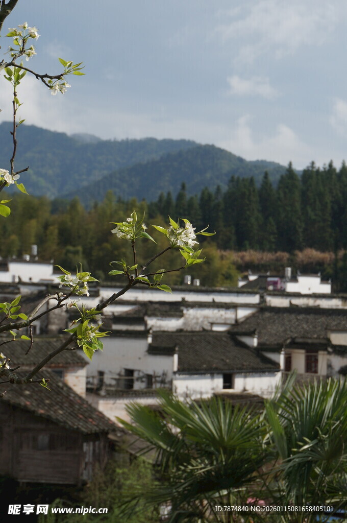 古朴村落隐于山水之间