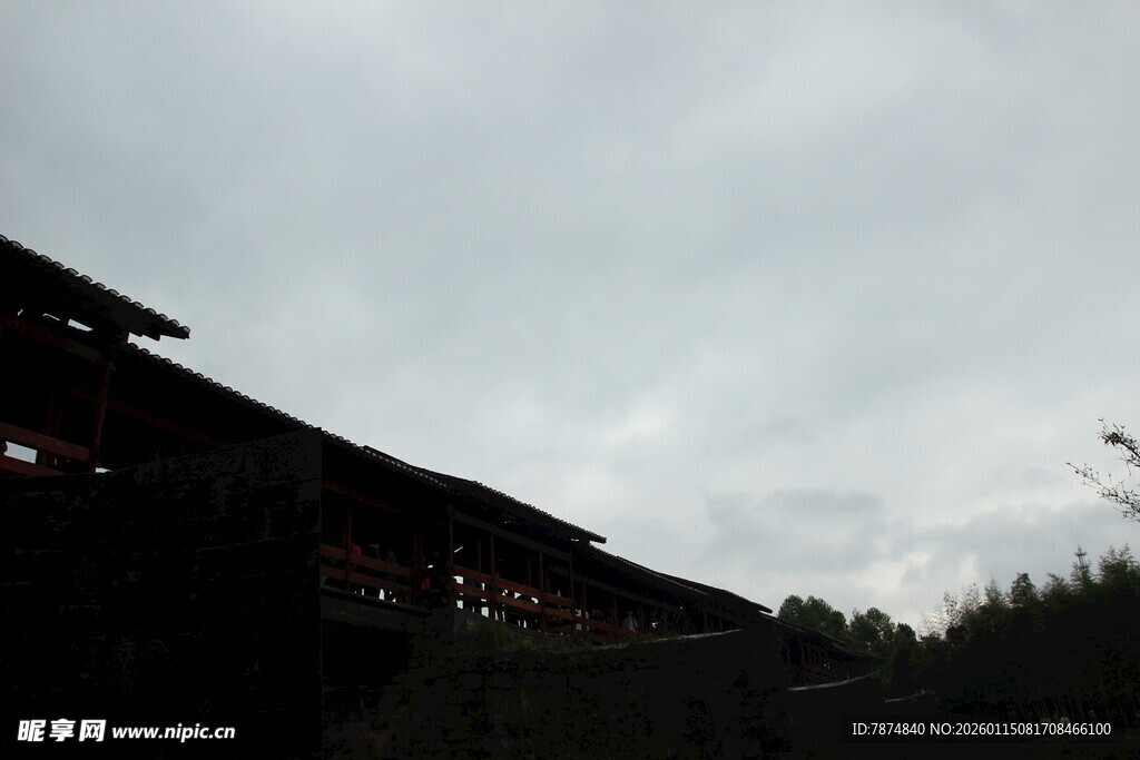 阴天中的建筑轮廓