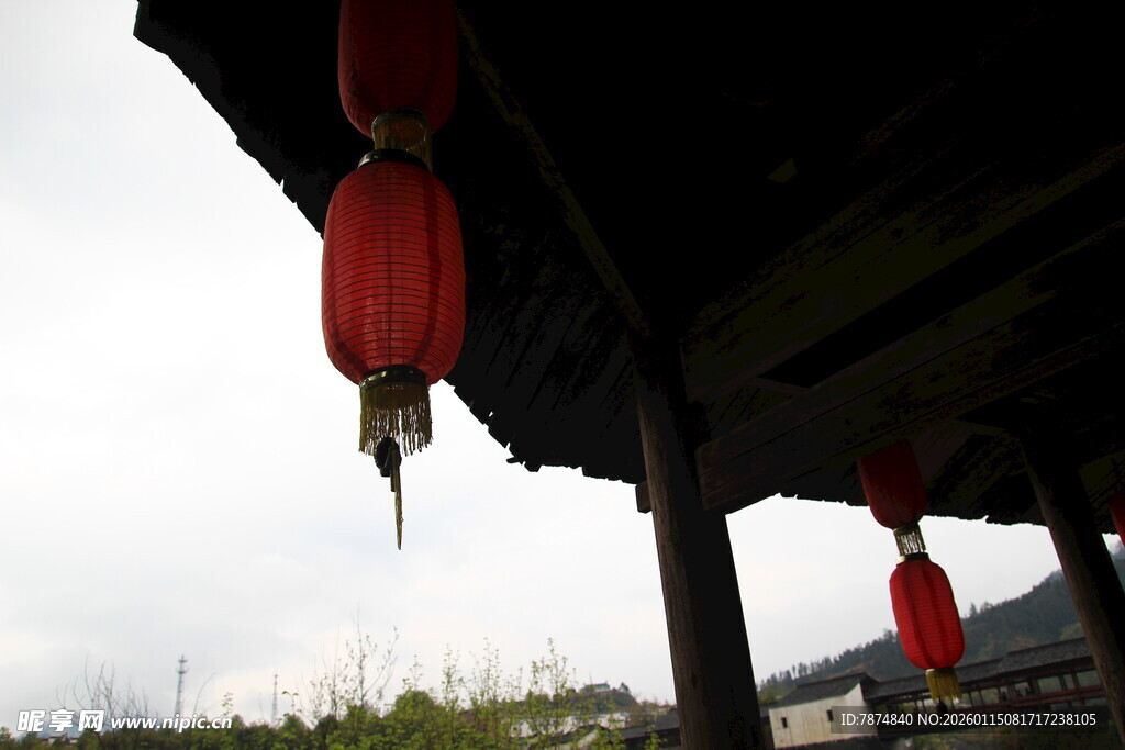 屋檐下的红色灯笼
