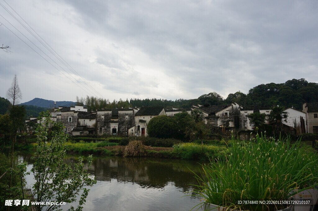 湖畔村落 云雾缭绕的美景