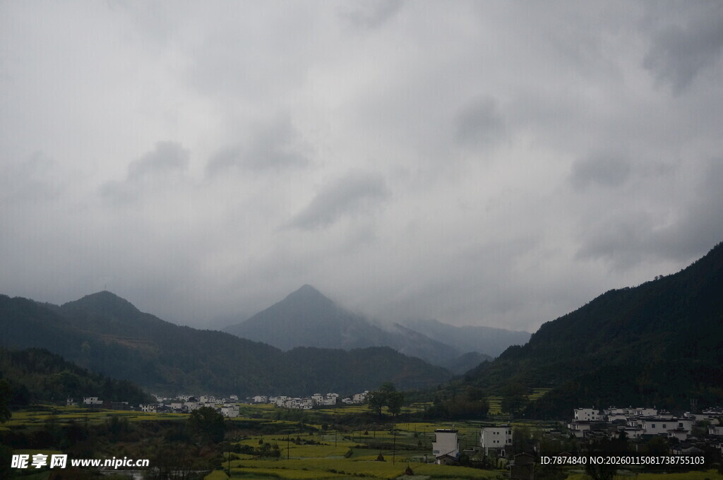 山间村落 云雾缭绕之景