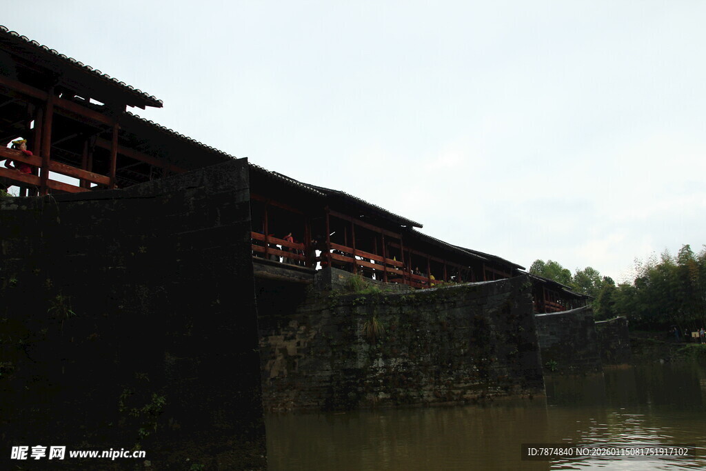 古廊桥横跨水面