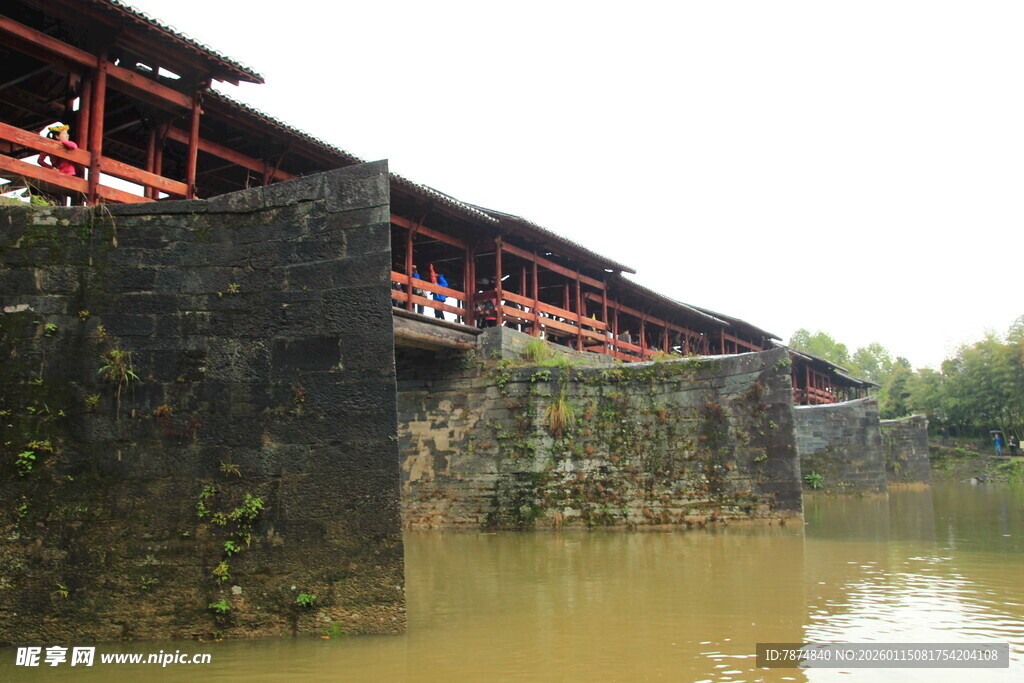 古桥横跨绿水畔