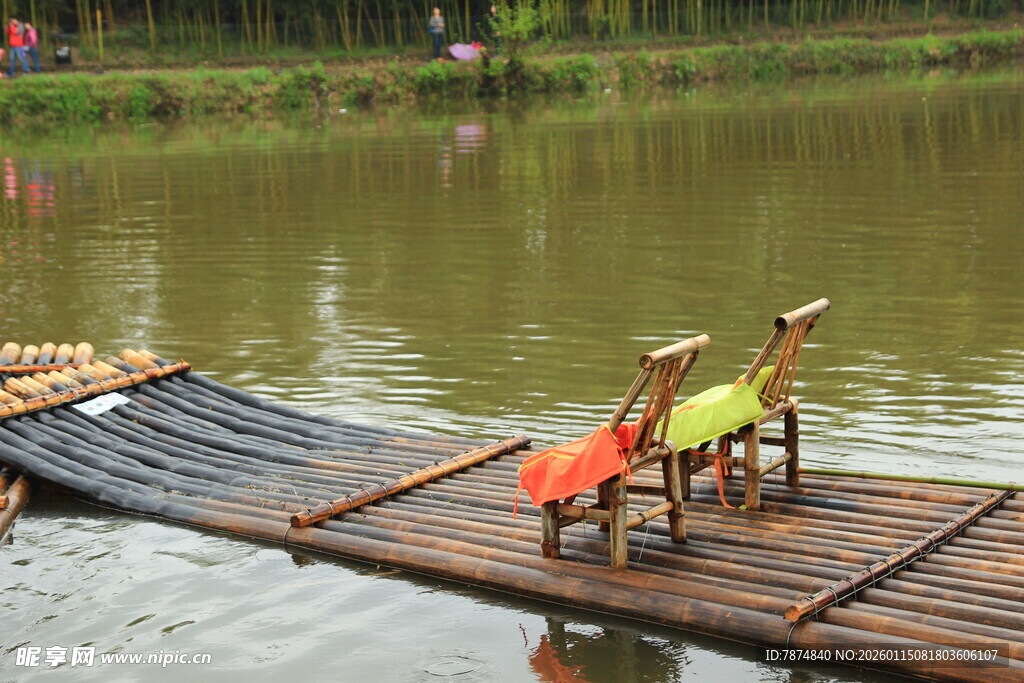 湖畔木筏上的两把休闲椅