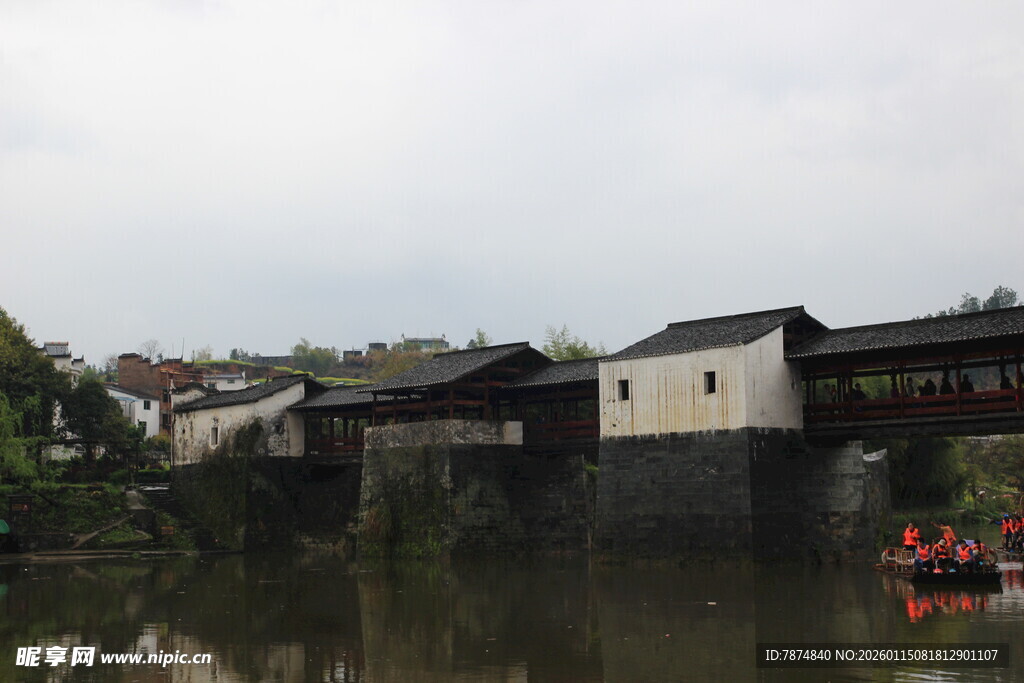 江南水乡古桥与游船景色