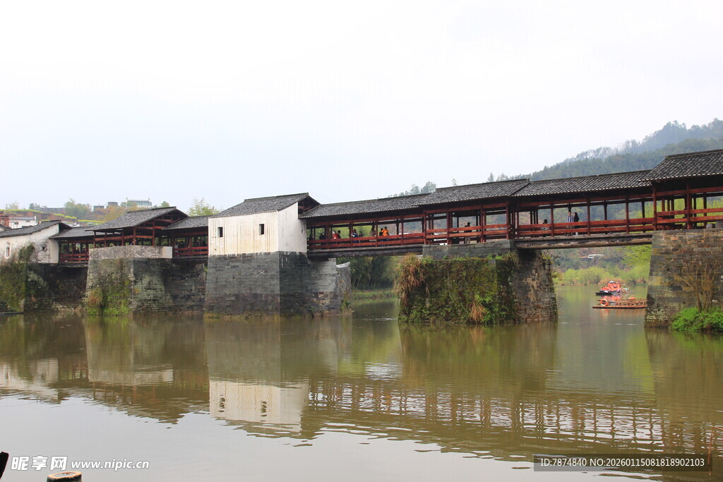 江南水乡古桥与民居倒影