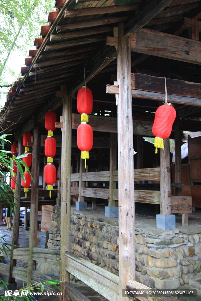 古木屋挂红灯笼的景致