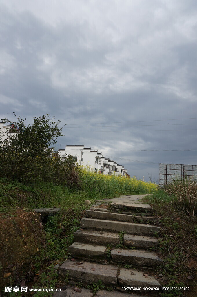 石阶小径通往天际