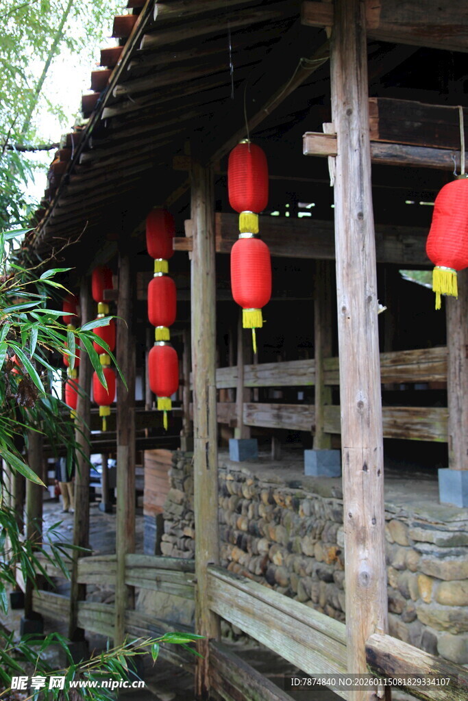 古木屋挂红灯笼的景致