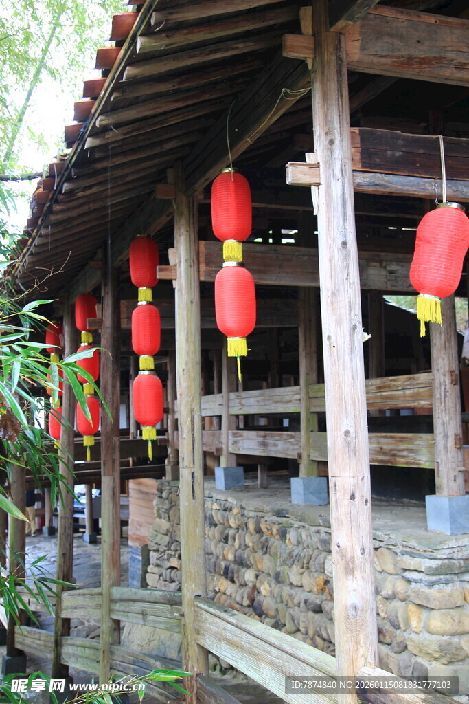 古建廊下悬挂的串串红灯笼