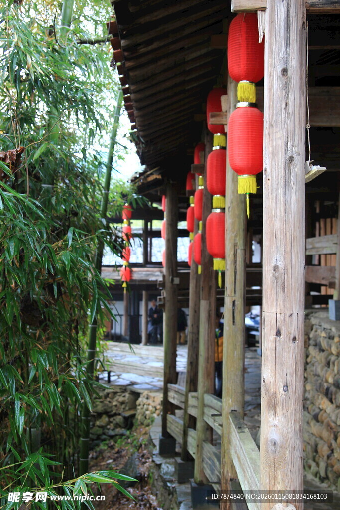 古廊桥挂红灯笼景致