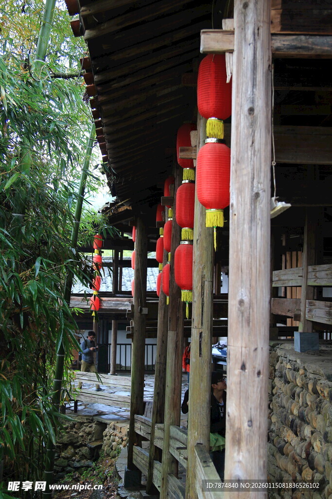 古廊下的红灯笼与翠竹