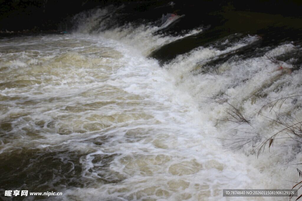 湍急水流倾泻的壮观景象