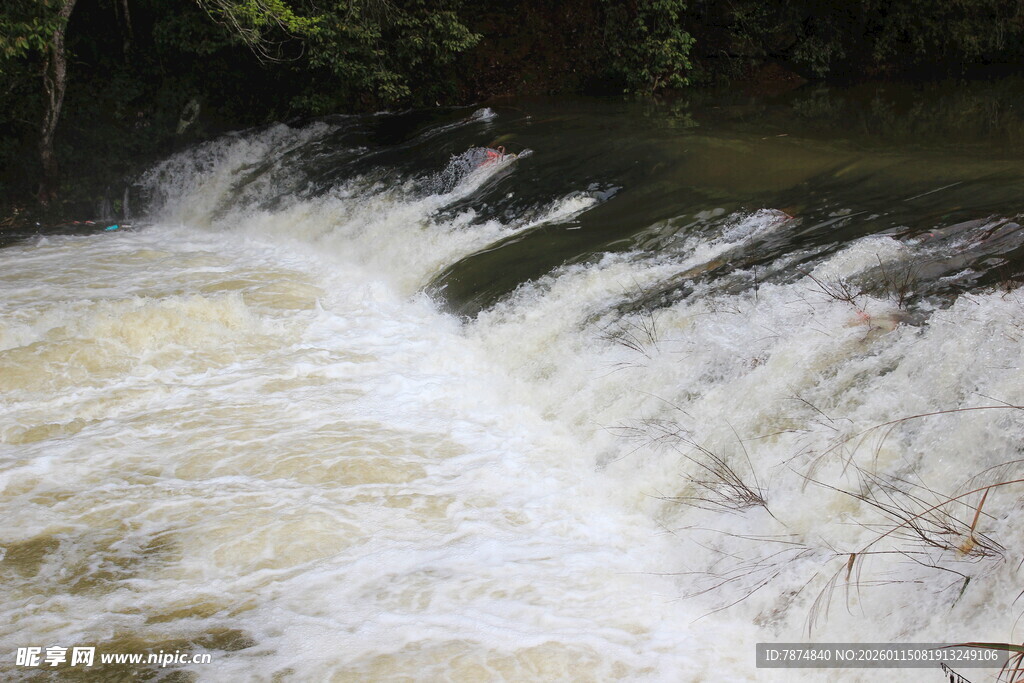湍急溪流的自然美景