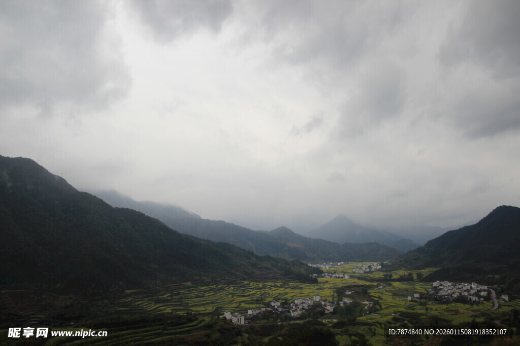 山间云雾缭绕的村落景色