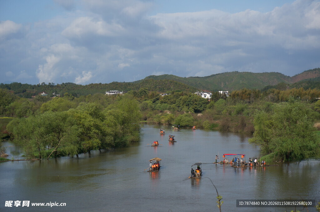 洪水场景中多人水中活动