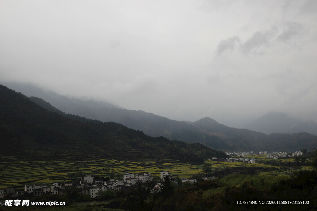 山间村落隐于烟雨之中