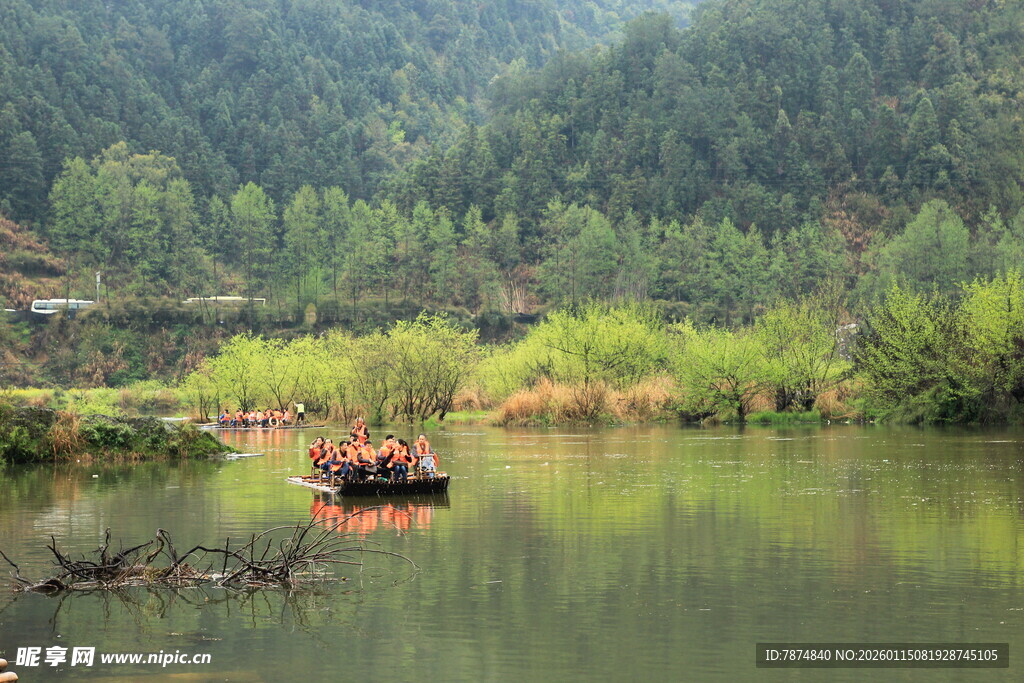 山水间泛舟赏景