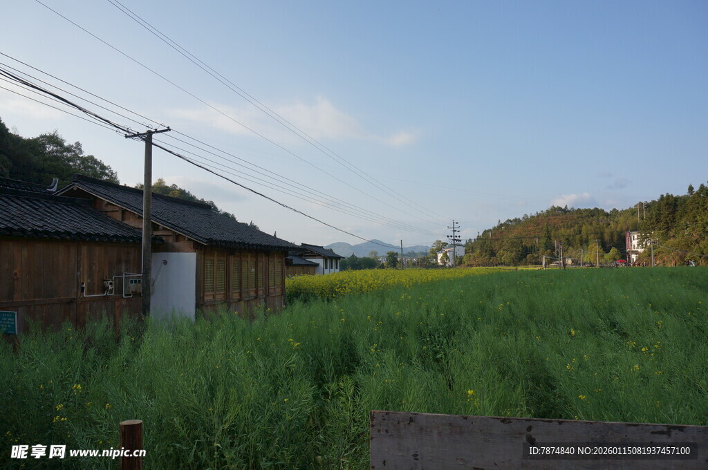 乡村田野边的古朴民居