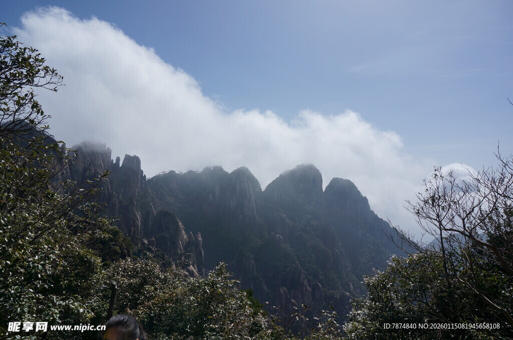 云雾缭绕的壮美山峦