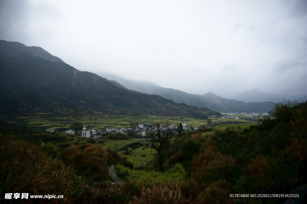 山间村落 云雾缭绕之景