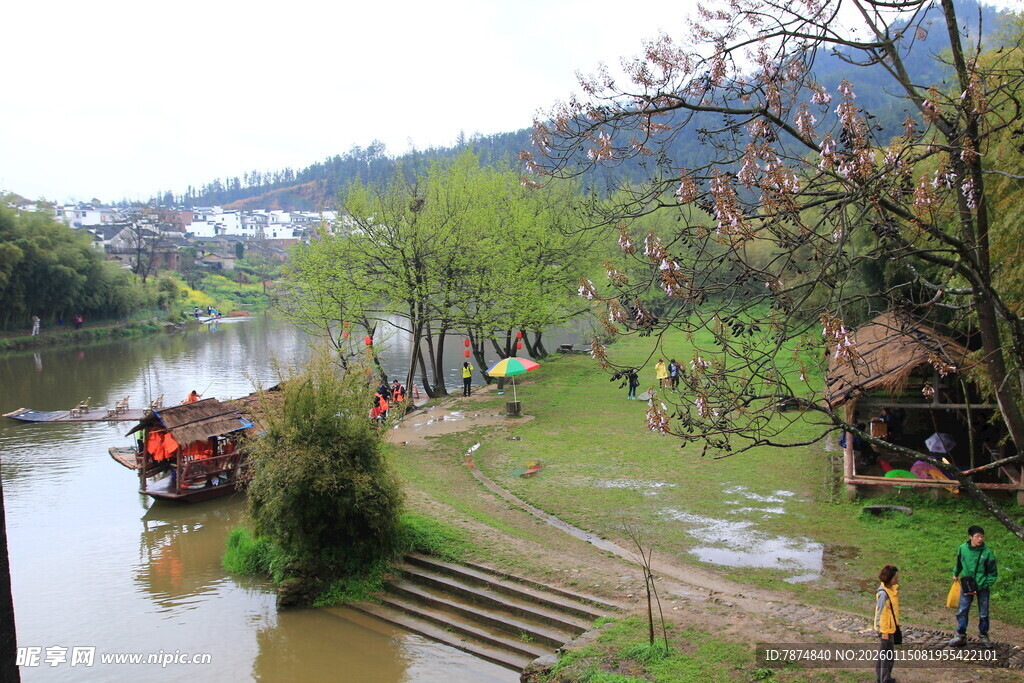 河畔乡村风光 游人闲趣